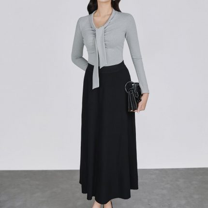 FAT9592 - Wool knitted T-shirt with a V-neck cut and a flap to create a fashionable bustier style - Vantrexio
