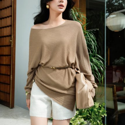 FOL578 - High-end sweater with crew neck, batwing sleeves and fashionable asymmetrical hem - Vantrexio