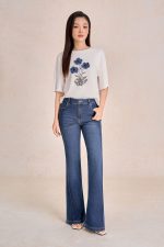 Bright knitted T-shirt with round neck, loose sleeves, embroidered body, fashion motifs