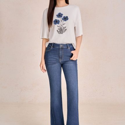 Bright knitted T-shirt with round neck, loose sleeves, embroidered body, fashion motifs