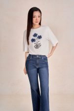 Bright knitted T-shirt with round neck, loose sleeves, embroidered body, fashion motifs
