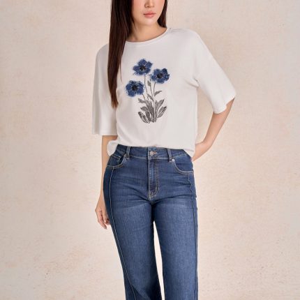 Bright knitted T-shirt with round neck, loose sleeves, embroidered body, fashion motifs