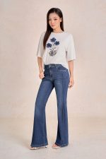 Bright knitted T-shirt with round neck, loose sleeves, embroidered body, fashion motifs