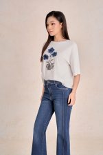 Bright knitted T-shirt with round neck, loose sleeves, embroidered body, fashion motifs