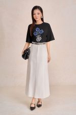 Bright knitted T-shirt with round neck, loose sleeves, embroidered body, fashion motifs