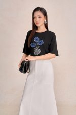 Bright knitted T-shirt with round neck, loose sleeves, embroidered body, fashion motifs