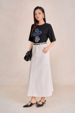 Bright knitted T-shirt with round neck, loose sleeves, embroidered body, fashion motifs