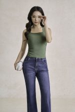 Cotton knitted shirt with round neck and ruffled waist