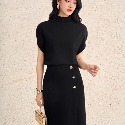 Cotton knitted T-shirt with round neck and stylized sleeves
