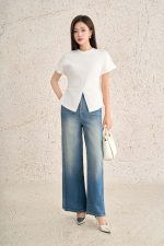 Cotton knitted T-shirt with round neck, short sleeves, slit waist, styled hem