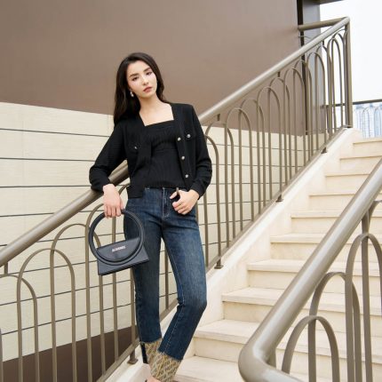 High-end fashion Cardigan sweater with stretchy fit and decorative stone buttons