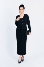 High-end fashion Cardigan sweater with stretchy fit and decorative stone buttons