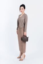 High-end fashion Cardigan sweater with stretchy fit and decorative stone buttons