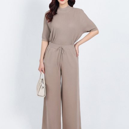 High-end fashion sweater with high collar and loose sleeves