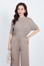 High-end fashion sweater with high collar and loose sleeves