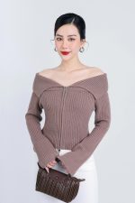 High-end fashion sweater with off-the-shoulder shape, flared sleeves and front zip