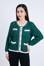 High-end fashion sweater with round neck and front button pockets