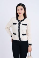 High-end fashion sweater with round neck and front button pockets