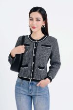 High-end fashion sweater with round neck and front button pockets
