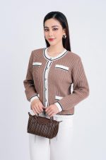 High-end fashion sweater with round neck and front button pockets
