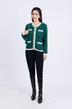 High-end fashion sweater with round neck and front button pockets