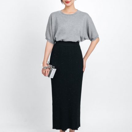 High-end fashion sweater with round neck and light puff sleeves