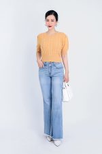 High-end fashion sweater with round neck, puffed sleeves and pearl-embellished body