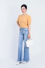 High-end fashion sweater with round neck, puffed sleeves and pearl-embellished body