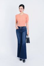 High-end fashion sweater with round neck, puffed sleeves and pearl-embellished body