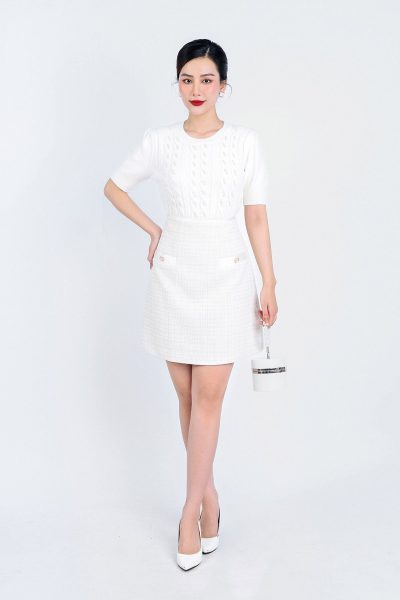 High-end fashion sweater with round neck, puffed sleeves and pearl-embellished body