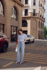 High-end fashion sweater with round neck, puffed sleeves and pearl-embellished body