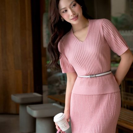 High-end fashion sweater with stretchy V-neck, short sleeves