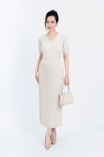 High-end fashion sweater with stretchy V-neck, short sleeves