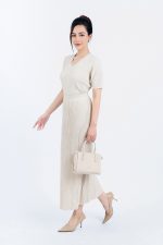 High-end fashion sweater with stretchy V-neck, short sleeves