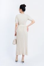 High-end fashion sweater with stretchy V-neck, short sleeves
