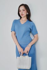 High-end fashion sweater with stretchy V-neck, short sleeves