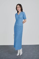 High-end fashion sweater with stretchy V-neck, short sleeves