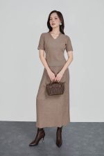 High-end fashion sweater with stretchy V-neck, short sleeves