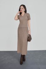 High-end fashion sweater with stretchy V-neck, short sleeves