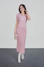 High-end fashion sweater with stretchy V-neck, short sleeves