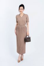 High-end fashion sweater with stretchy V-neck, short sleeves