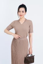 High-end fashion sweater with stretchy V-neck, short sleeves
