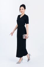 High-end fashion sweater with stretchy V-neck, short sleeves