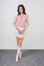 High-end fashion sweater with V-neck, loose shape, long sleeves and fashionable buttons