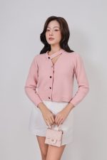 High-end fashion sweater with V-neck, loose shape, long sleeves and fashionable buttons