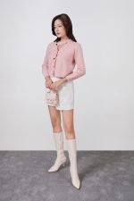 High-end fashion sweater with V-neck, loose shape, long sleeves and fashionable buttons