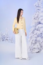 High-end fashion sweater with V-neck, loose shape, long sleeves and fashionable buttons