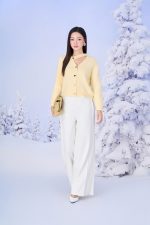 High-end fashion sweater with V-neck, loose shape, long sleeves and fashionable buttons