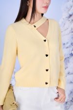 High-end fashion sweater with V-neck, loose shape, long sleeves and fashionable buttons