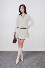 High-end fashion sweater with V-neck, loose shape, long sleeves and fashionable buttons